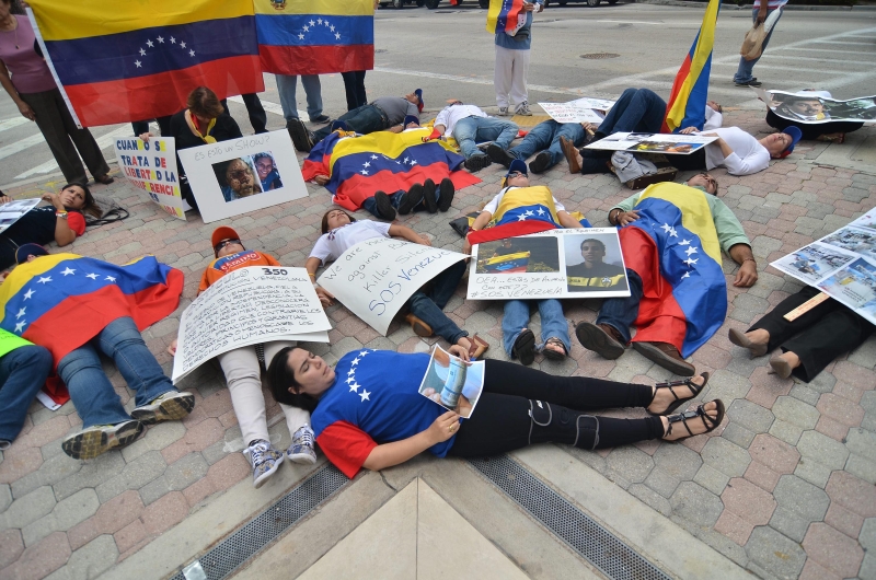 Venezuelanos protestaram contra o governo em frente ao Consulado do Brasil em Miami | Gaston De Cardenas/Efe
