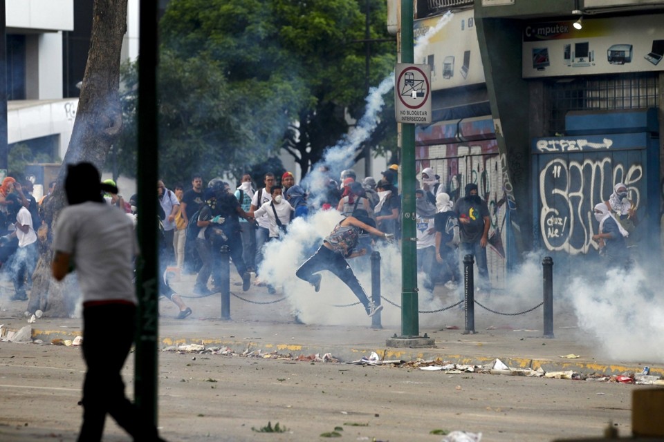 Protestos antigoverno seguiram pelo país na quinta-feira (6) | Reuters/Carlos Garcia Rawlins