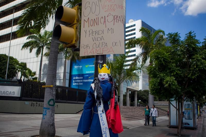 Boneca feita por manifestantes representa a ex-miss Venezuela Monica Spears, assassinada em fevereiro | EFE/Miguel Gutiérrez