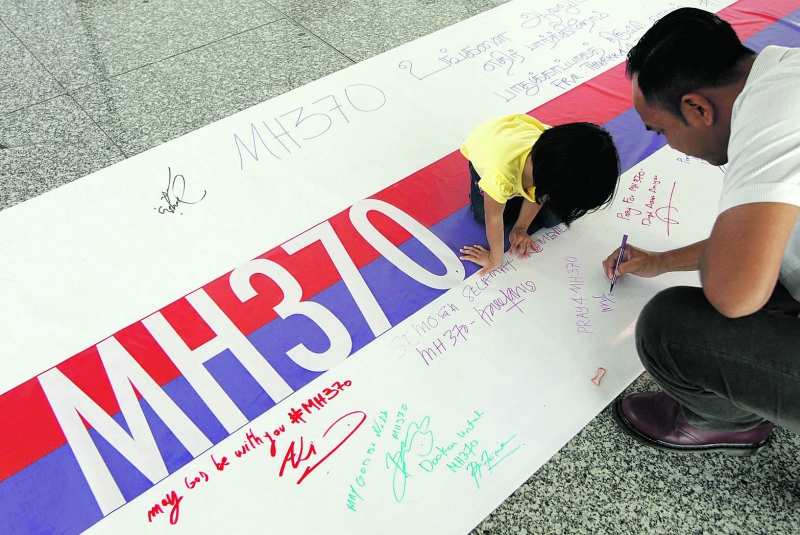 Passageiros continuam a receber mensagens de esperança no aeroporto de Kuala Lumpur | Edgar Su/Reuters