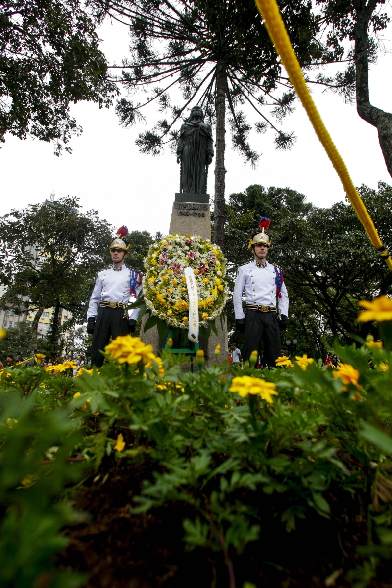 Flores e música na festa
para Tiradentes | André Rodrigues/ Gazeta do Povo