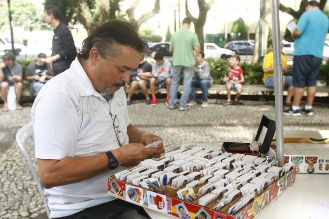 O rei da figurinha, Gerson Teixeira, é uma das figuras mais procuradas na Praça | 