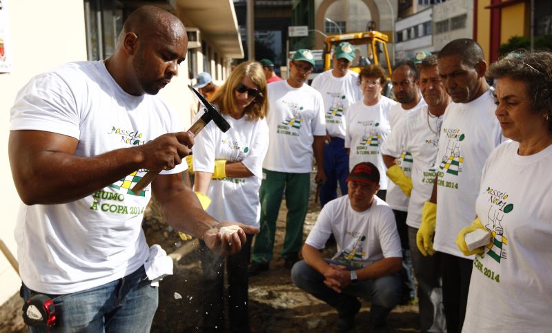 Na Travessa da Lapa, Joe Reis ensina a arte do petit-pavé | Jonathan Campos/ Gazeta do Povo