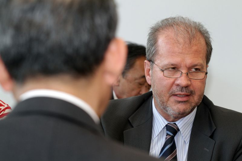 Paulo Schmidt, anunciado como novo secretário de Educação do Paraná, recebe uma comitiva japonesa em junho de 2012 | Arnaldo Alves / Agência de Notícias do Paraná / Divulgação