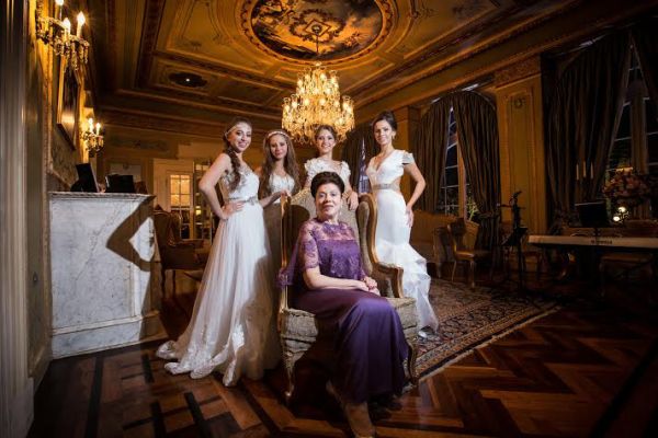 Vera Lupion com as netas aniversariantes Glória, Esther, Júlia e Carolina | Iko Eventos