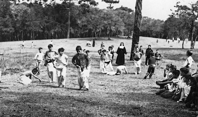 Cenas de um colégio: alunos fazem recreio nos campos do Medianeira: passado reabilitado |