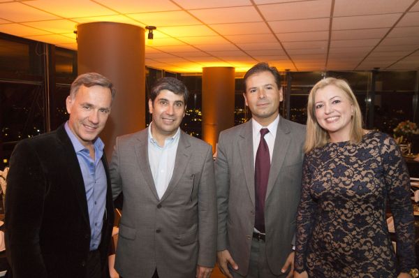 A governança médica do Hospital Marcelino Champagnat se reuniu no restaurante panorâmico Terrazza 40 em jantar promovido pelo programa de relacionamento do hospital, que contou com a presença (da esq. para a dir.) do cirurgião João Caetano Marchesini, do diretor-geral Claudio Lubascher, do cardiologista Luiz Cesar Guarita Souza e da gerente médica Ivana Roseira Gomes | Divulgação