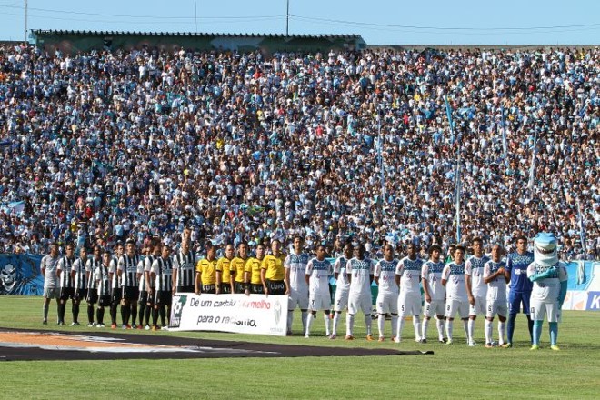Times alinhados para o hino nacional, antes da partida | 