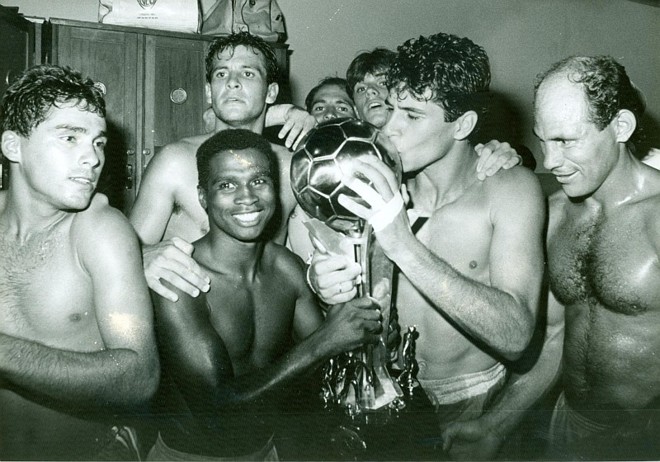 Jogadores do Londrina comemoram no vestiário com a taça do Paranaense de 1992 |