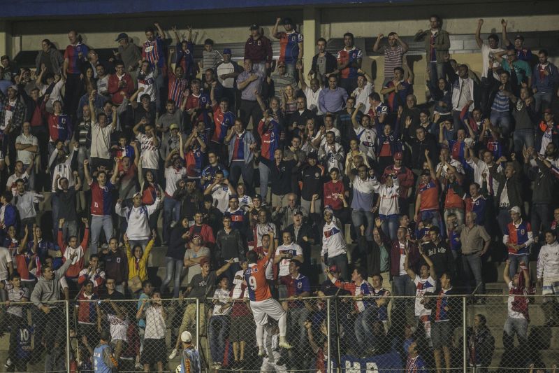 Giancarlo comemora o gol junto com a torcida | Marcelo Andrade/ Gazeta do Povo