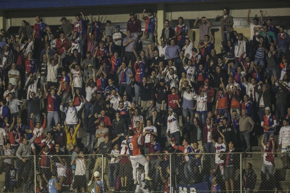 Giancarlo comemora o gol junto com a torcida | Marcelo Andrade/ Gazeta do Povo