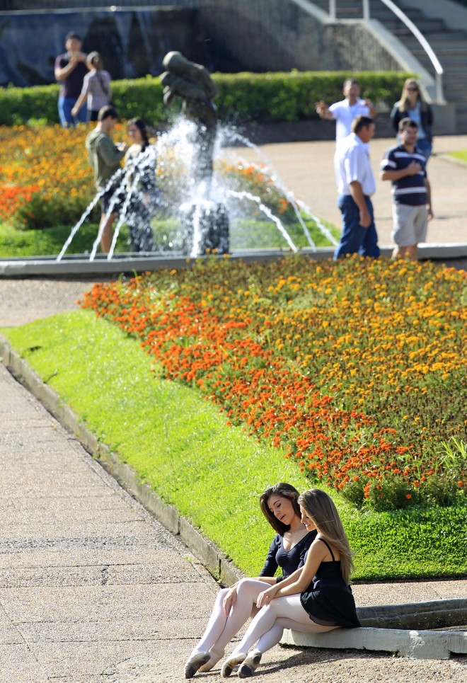 Bailarinas aproveitam sol no Jardim Botânico nesta Sexta-Feira Santa (18) |
