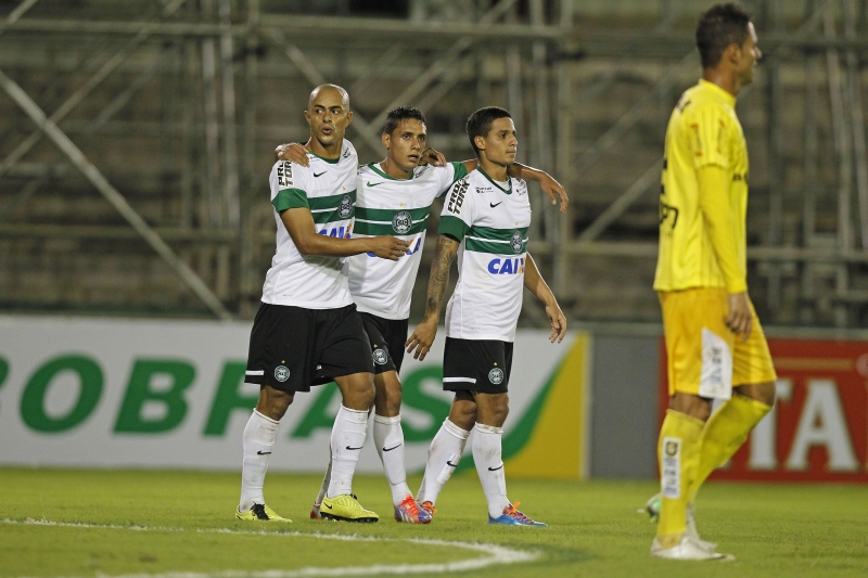 Julio César, Dudu e Roni comemoram o gol coxa-branca: time avança na Copa do Brasil | Antônio More/ Gazeta do Povo
