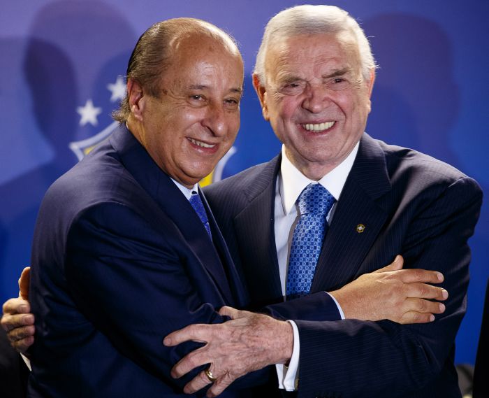 Marco Polo del Nero abraça José Maria Marin, a quem vai substituir na presidência da CBF em 2015 | Daniel Marenco / Folhapress