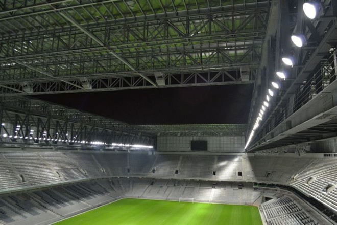 Ajuste das luzes na Arena da Baixada à noite | 