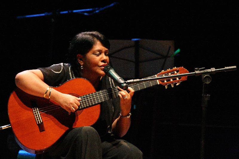 Na apresentação em Curitiba, cantora baiana homenageia Djavan, amigo de quem é fã | Luiz Fernando Menezes/Divulgação