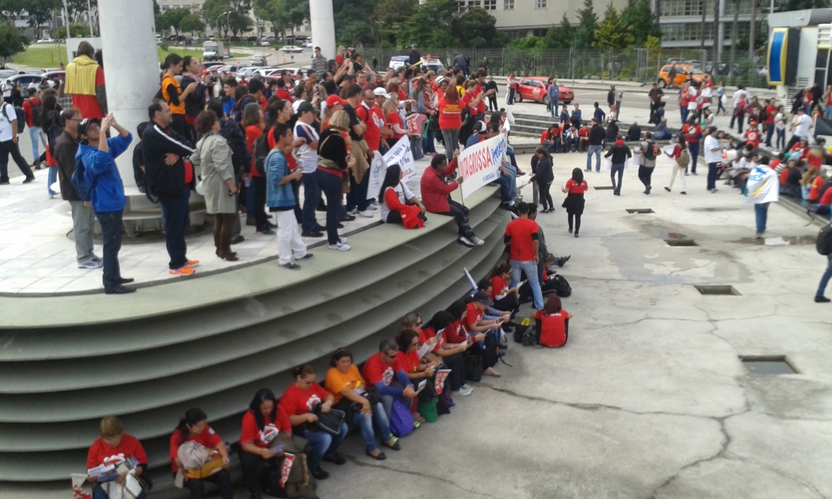 Muitos estudantes participam do ato em apoio a seus professores | Henry Milléo/Agência de Notícias Gazeta do Povo