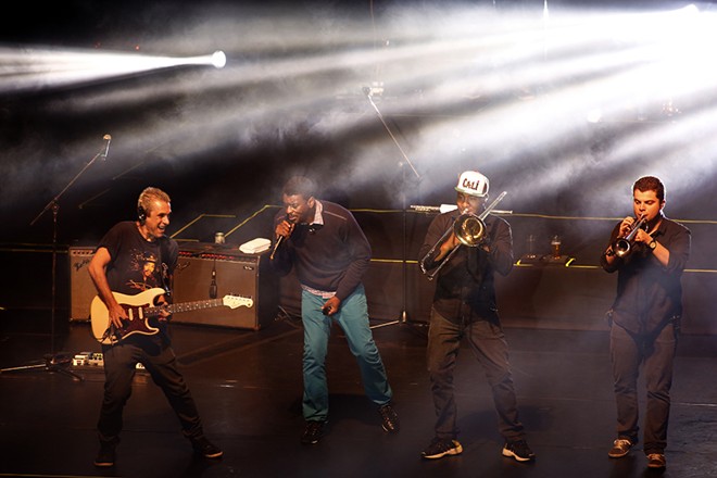 Simpática e cheia de ritmo, banda interagiu com o público todo o show | 
