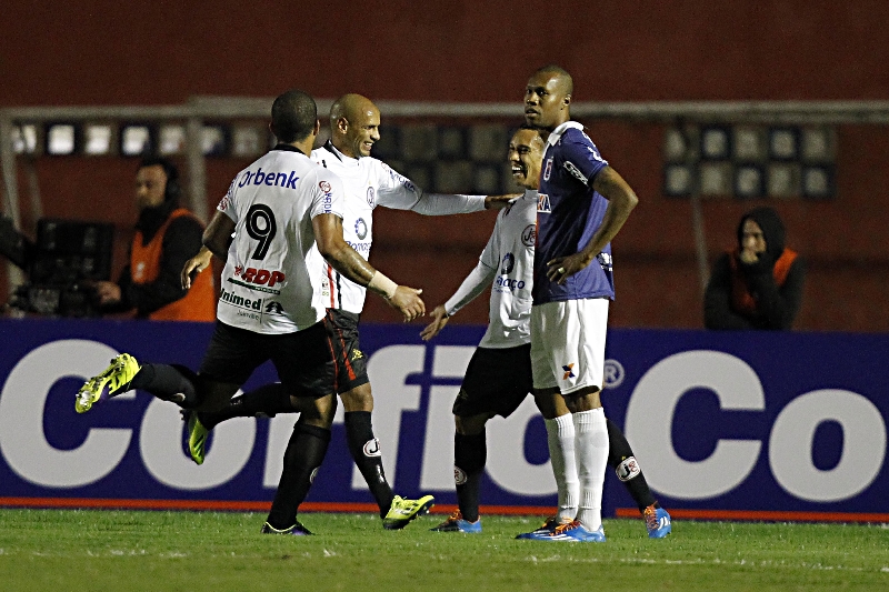Enquanto o zagueiro paranista Brinner lamenta mais uma falha do sistema defensivo do Tricolor, os atletas do JEC comemoram | Albari Rosa/ Gazeta do Povo