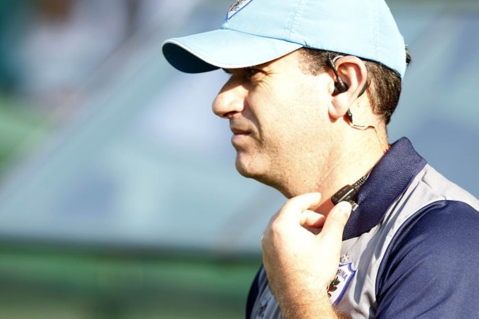 Claudio Tencatti pode tentar uma nova formação tática para o Londrina tentar passar pelo Atlético | Antonio More / Gazeta do Povo