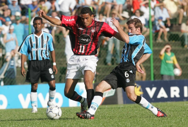 Dênis Marques protege a bola do gremista | Arquivo/ GRPCOM