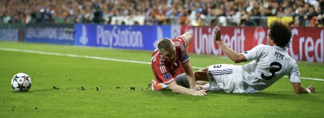 Scheweinsteiger e Pepe disputam a bola na partida entre Real Madrid e Bayern de Munique |
