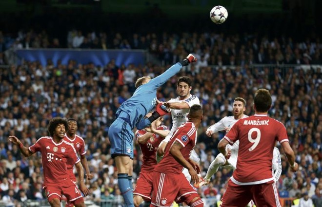 Goleiro Neuer espanta a bola da área do Bayern no ataque do Real Madrid |
