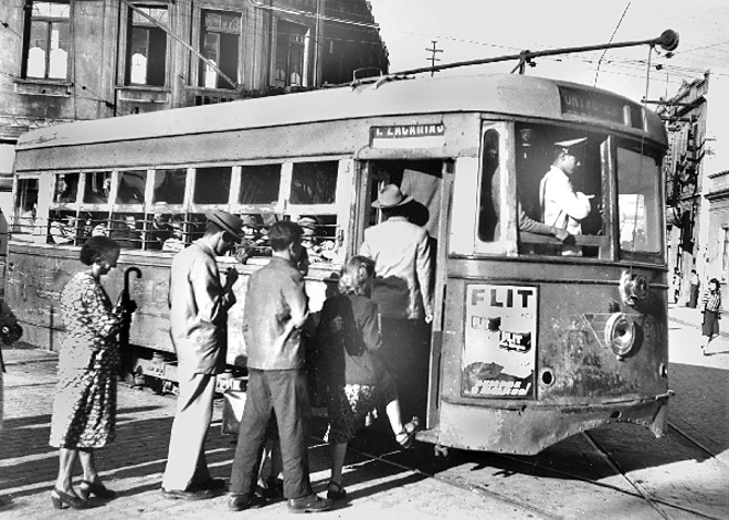 O bonde era a condução mais popular e ligava bairros distantes ao centro da cidade. O bonde da fotografia teve a sua carroceria projetada e construída em Curitiba |