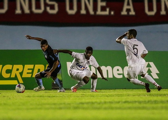 Maicon Silva passa pela defesa atleticana | 