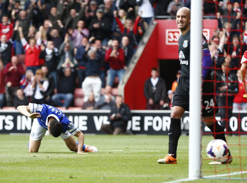 O zagueiro Alcaraz se lamenta diante do goleiro Howard enquanto a bola entra, no primeiro gol do Southampton. | Reuters/Eddie Keogh