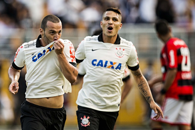 Guilherme (à esquerda) comemora com o atacante Guerrero o primeiro gol do Corinthians contra o Flamengo. | Eduardo Knapp/Folhapress