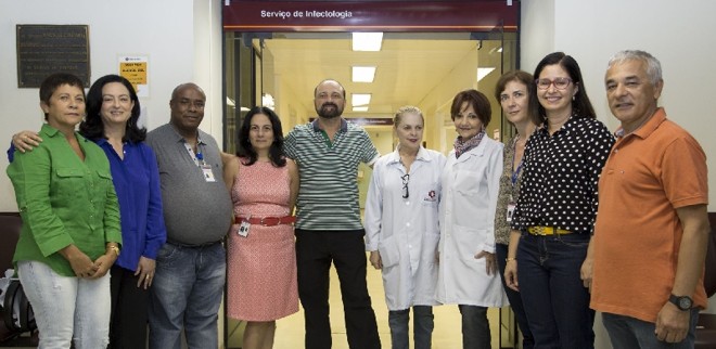 Foto histórica: reportagem da Gazeta do Povo reuniu alguns profissionais de saúde que trabalham com pacientes soropositivos desde o final dos anos 1980 e início dos anos 1990. Da esquerda para a direita: Maria Alba de Oliveira Silva, enfermeira; Rita Esmanhoto, sanitarista; Silas da Silva Moreira, assistente social; Maria Cristina Assef, infectologista; José Luiz de Andrade Neto, infectologista; Iara Lis Nunes, assistente social; Maria das Graças da Mota Sasaki, infectologista; Sônia Raboni, infectologista; Cléa Elisa Lopes Ribeiro, infectologista; Antônio Carlos Moreira, psicólogo |