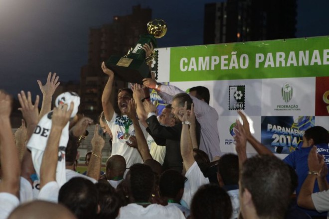 Capitão londrinense Dirceu levanta a taça do Paranaense 2014 | 
