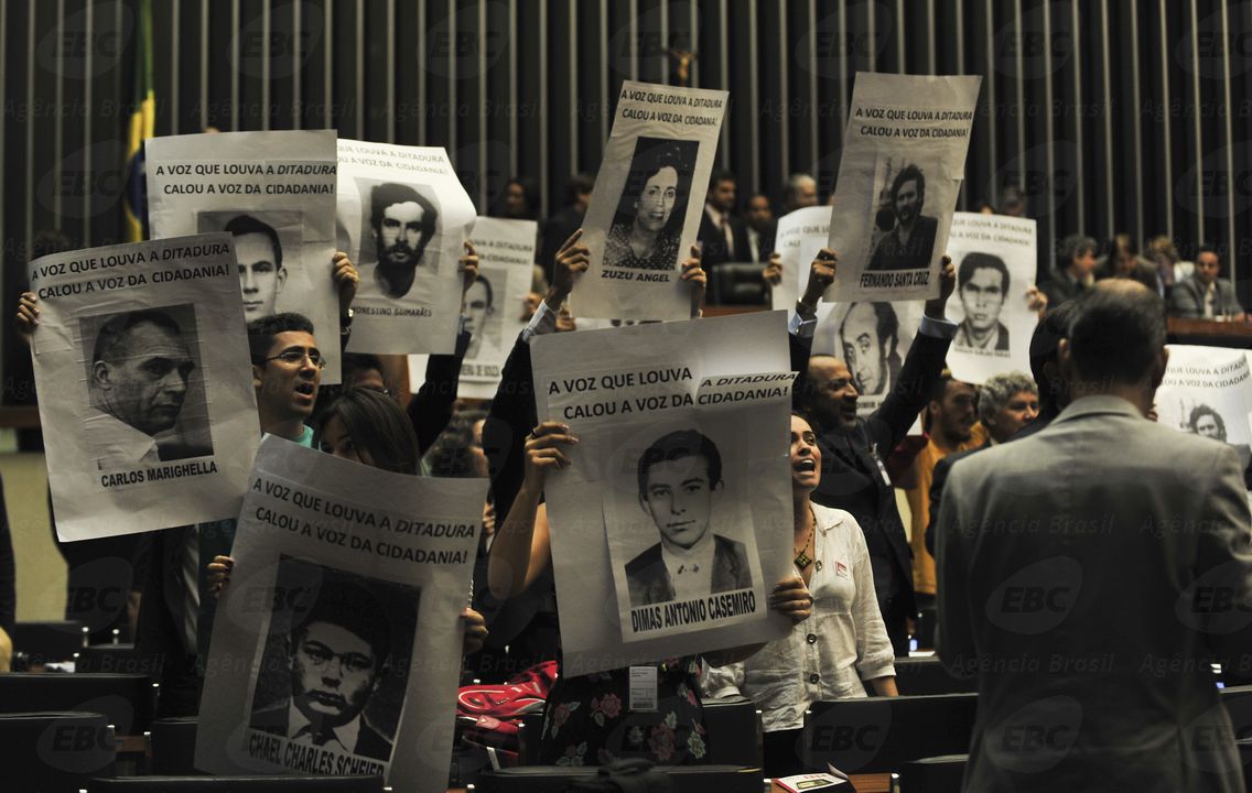 Protesto no plenário da Câmara dos Deputados nesta terça-feira (1º) relembra os mortos e desaparecidos da ditadura militar no Brasil | Antonio Cruz / Agência Brasil
