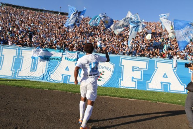 Celsinho comemora segundo gol do Londrina na final contra o Maringá | 