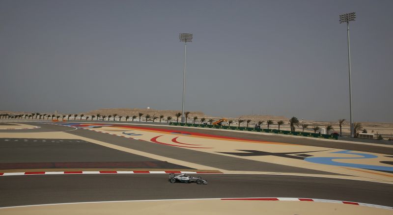 Lewis Hamilton liderou a primeira sessão de treinos livres em Sakhir | Steve Crisp / Reuters