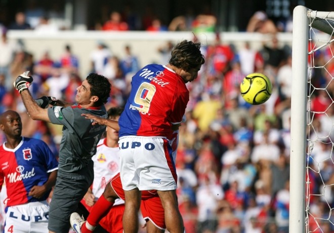 Josiel tenta vencer o goleiro Vanderlei | 