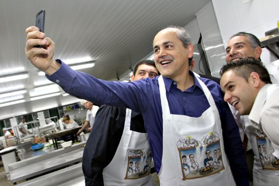 SELFRUET: O prefeito Gustavo Fruet fez uma selfie com a equipe do buffet que o ajudou a servir o tradicional Carneiro Afrodisíaco ontem, no Jantar das Estrelas, em prol do Lar O Bom Caminho no Clube Curitibano | Mauro Campos