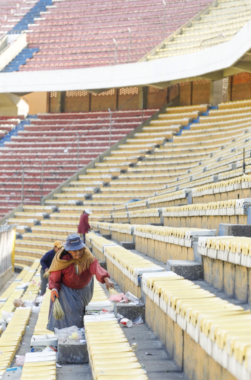 Mulher ajuda na limpeza do Estádio Hernando Siles, palco do duelo de hoje | Hugo Harada, enviado especial/ Gazeta do Povo