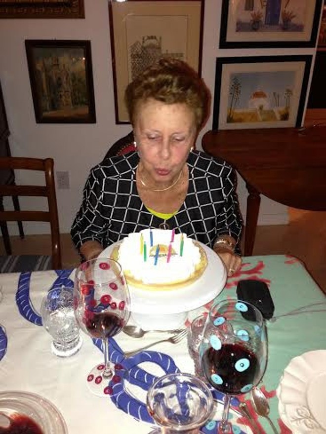 Os 80 anos de Irene Gomm dos Santos foram saudados com várias homenagens, em Miami, de onde retornou. Como o petit-comité no address de Clotilde de Orleans e Bragança, tetraneta da princesa Isabel, e do empresário Edouard Crepy | 