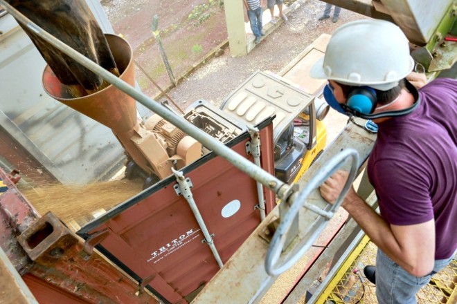 Carregador joga grãos em contêiner em Cascavel, antecipando serviço portuário |