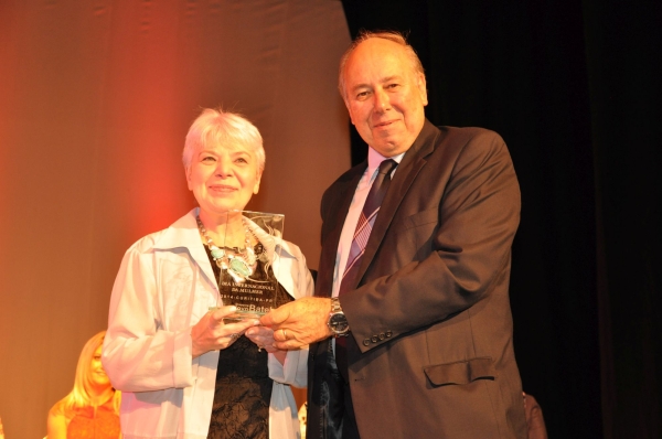 No 11º Prêmio Mulheres de Destaque, que aconteceu no Teatro Fernanda Montenegro, do Shopping Novo Batel, o empresário Luiz Celso Branco entrega o troféu à cônsul da Ucrânia, Larysa Mironenko | Bebel Ritzmann
