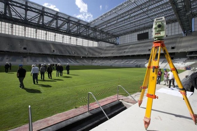 Comitiva da Fifa faz a última inspeção na Arena da Baixada nesta terça-feira, antes de o estádio ser entregue à entidade | 