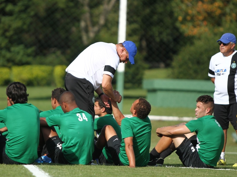 Novo técnico do Coritiba, Celso Roth é apresentado ao elenco no CT da Graciosa: gaúcho respondeu questões de torcedores | Divulgação/ Coritiba