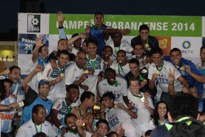 O time se reúne para comemorar. Na primeira fase do campeonato, o Londrina terminou na 4ª colocação, eliminando na fase final J. Malucelli e Atlético antes da decisão com o Maringá. | 