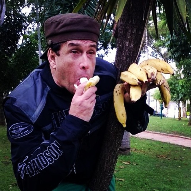 Humorista Sergio Mallandro não perdeu a chance e tirou foto com banana |