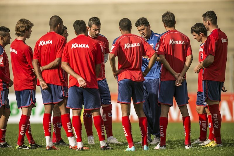 Técnico Claudinei Oliveira conversa com titulares do Paraná no treino desta segunda-feira na Vila Capanema | Marcelo Andrade / Gazeta do Povo