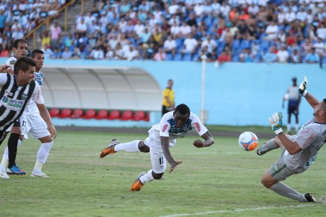 Joel tenta de cabeça e o goleiro Ednaldo afasta o perigo | 