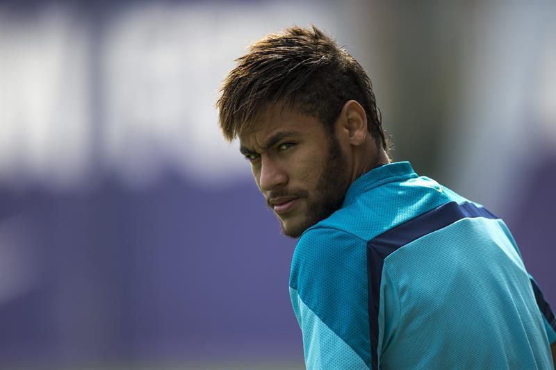 Edema no pé esquerdo tirará Neymar do último mês da temporada europeia | Alejandro García / EFE