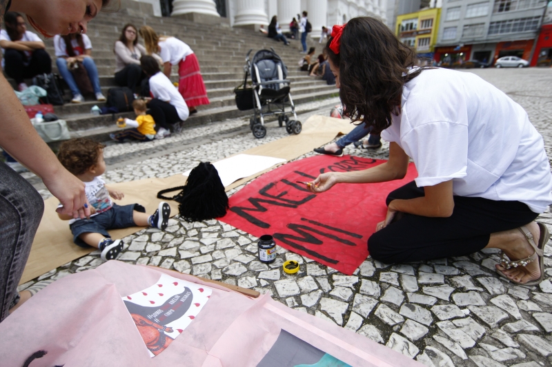 Mulheres produziram cartazes e entregaram panfletos no Centro de Curitiba | Luis Henrique Sciamanna/Gazeta do Povo